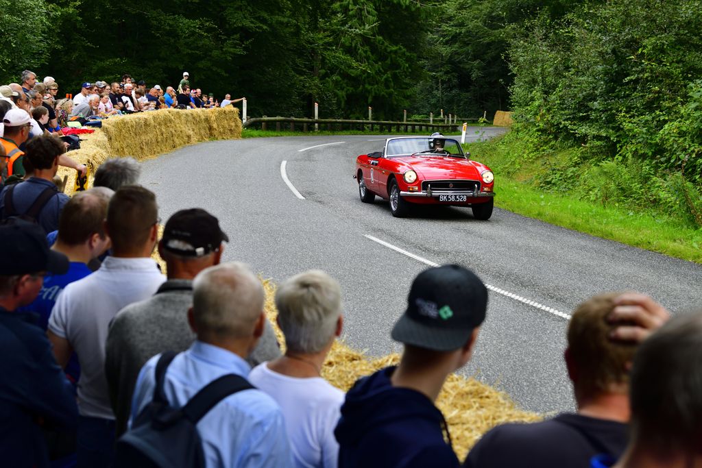 Danmarks mest almindelige, gamle sportsvogn er M.G. MGB. Her kører Sophie Nielsen fra Aabenraa sin 1970-model op ad bjerget forbi en tusindtallig tilskuerskare.
(Foto: Michael Eisenberg)